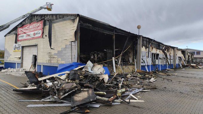 Požár haly s pyrotechnikou na Litoměřicku likvidovali hasiči 18 hodin